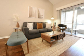 Nomad Retreat King Bed Boutique Condo w Garage
